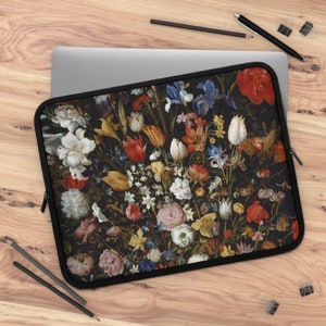 Czarny pokrowiec na laptopa, kwiatowy pokrowiec na laptopa, etui na Macbooka, etui na iPada, kwiatowy wzór, czarny kwiatowy wzór, zabytkowy laptop, artystyczny pokrowiec na laptopa