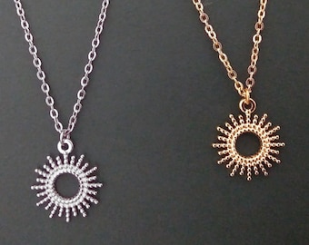 Collier fin pendentif soleil femme, collier acier inoxydable, chaîne et pendentif , pendentif forme de soleil, doré ou argenté