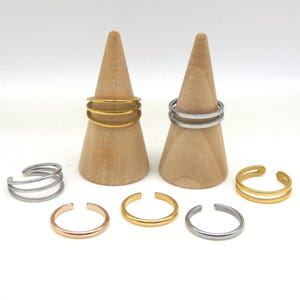 Anello regolabile da donna in acciaio placcato oro per dita e piedi.