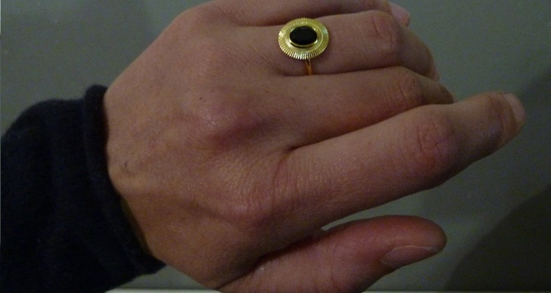 Fine ring-plated fine ring gold-plated flat disc worked black central stone for woman or golden girl size of choice