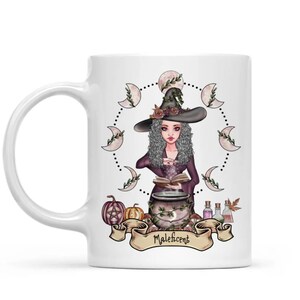 Puede incluir: Taza de cer&aacute;mica blanca con una ilustraci&oacute;n colorida de una bruja revolviendo un caldero. La bruja lleva un vestido morado y un sombrero negro con un dise&ntilde;o floral verde. La ilustraci&oacute;n est&aacute; rodeada de un c&iacute;rculo de lunas y el texto "Maleficent".
