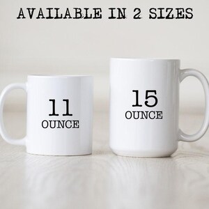 Puede incluir: Dos tazas de cer&aacute;mica blanca con texto negro. La taza m&aacute;s peque&ntilde;a es de 11 onzas y la taza m&aacute;s grande es de 15 onzas.