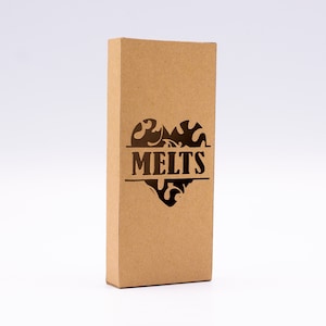 Könnte beinhalten: Ein brauner Karton mit einem herzförmigen Ausschnitt und dem Wort "MELTS" darin. Das Herz hat ein dekoratives Design.
