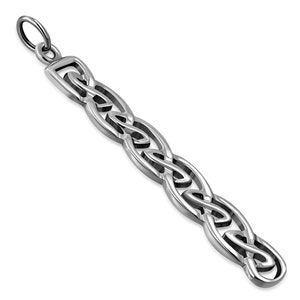 Könnte beinhalten: Silberner keltischer Knotenanhänger mit einem langen, komplizierten Design. Der Anhänger besteht aus einem einzigen Stück Metall und hat eine glatte, polierte Oberfläche.
