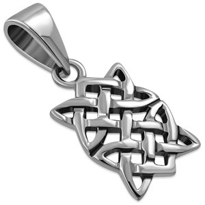 Könnte beinhalten: Silberner keltischer Knotenanhänger mit einem detaillierten, komplizierten Design. Der Anhänger hat eine Öse oben zum Anbringen an einer Kette.