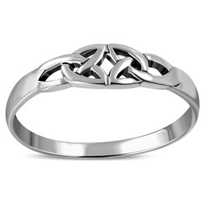 Pode incluir: Um anel de prata com um nó celta de design simples. O anel é feito de metal polido e tem um acabamento liso.