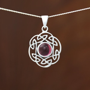 Stříbrný přívěsek Moonlight Mysteries s keltským triquetrem a ametystem – 1.25 cm