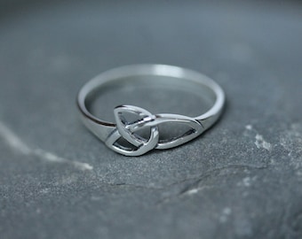 Celtic Knot Triquetra Trinity Ring - Elongated Triangular Knot-hallmarked 925 Sterling Silver-Scotland Edinburgh Design - Scottish Jewellery