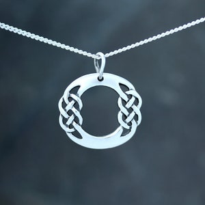 Colgante con dije de nudo celta - Letra "O" - Eternity Infinity - Plata de ley 925 con sello distintivo - Diseño celta de Escocia - Joyas celtas escocesas