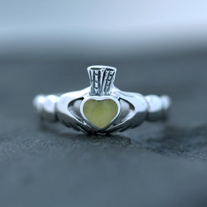 Claddagh-ring - liefdes-, vriendschaps- en loyaliteitsring - platte kroon met Schots marmer - gemerkt 925 sterlingzilver - Ierland Schotland sieraden