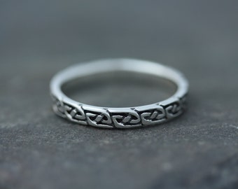 Celtic Knot Band Ring - Thin Dainty Infinite Pictish Knot - 925 Sterling Silver - Scotland Design