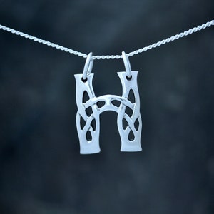 Colgante de encanto de nudo celta - Letra "H" - Infinito de eternidad - Plata de ley 925 con sello-Diseño celta Escocia-Joyería celta escocesa
