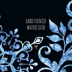 Puede incluir: Dise&ntilde;o floral azul en acuarela con un copo de nieve en el centro. El dise&ntilde;o est&aacute; sobre un fondo negro y el texto "HAND PAINTED WATERCOLOR" est&aacute; en el centro.