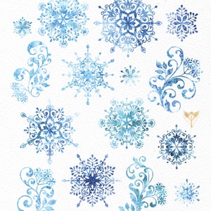 Puede incluir: Un conjunto de 12 ilustraciones de acuarela con copos de nieve azules y dise&ntilde;os florales. Los copos de nieve son intrincados y detallados, con una variedad de formas y tama&ntilde;os. Los dise&ntilde;os florales son delicados y caprichosos, con enredaderas y hojas en espiral.