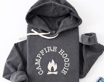 Campfire Hoodie SVG: Campingäventyrsdesign (digital fil)