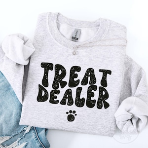 Treat Dealer png, hond moeder png, hond moeder png, png voor shirts, hondenliefhebber, hond moeder shirt, hond vader png, retro lettertype, noodlijdende png
