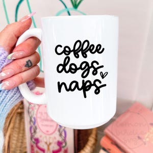 Coffee Dogs Naps SVG: mok- en shirtontwerp (digitaal bestand)