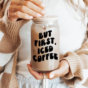 Maar First Iced Coffee SVG: Funny Coffee Lover png (digitaal bestand)