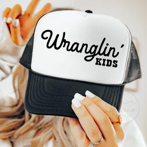 Wranglin Kids Svg, vie de maman, casquette de camionneur, chemise maman, Svg maman, Wranglin Kids Png, fichiers de coupe Cricut, PNG pour les chemises, modèles POD