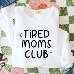 Club des mamans fatiguées Svg + Png, chemise maman drôle, dictons drôles, maman vie Svg, maternité, sublimation Png, Cricut + fichiers de coupe Silhouette