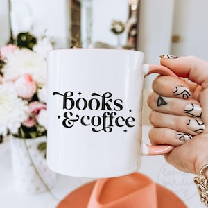 Libros y café SVG, Libro SVG, Café SVG, Libro desgastado SVG, Camiseta de café SVG, Camiseta de libro SVG, SVG de moda, Libros y café PNG, Amante del café