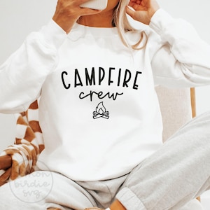 Equipo de fogata SVG, Camping SVG, Campamento SVG, Camper SVG, Hoguera SVG, Equipo de fogata PNG, Camiseta de camping, RV SVG, Aventura SVG, Aire libre SVG