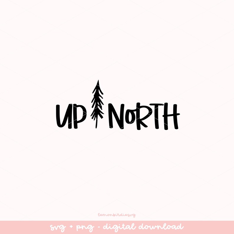 Op de afbeelding: Zwart-wit grafisch ontwerp met een gestileerde dennenboom en de tekst "Up North".