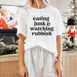 Ich esse Junk & beobachte Rubbish, Weihnachten, allein zu Hause, lustiger Weihnachtsschmuck, lustiger Spruch für Shirts, Cricut, Sarkasmus, Sarkasmus