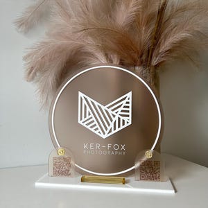 3 in 1 Logo Social Schild/Kartenhalter + 2 QR Codes