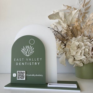 Dubbel gewelfd logo + enkele QR-code, gebruikersnaam en kaarthouder (massieve bogen)