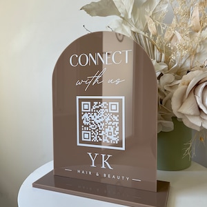 Gedrucktes Arch verbinden mit uns QR-Zeichen + Logo