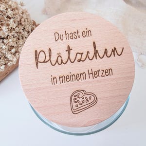 Vorratsglas mit Gravur, Du hast ein Plätzchen in meinem Herzen– 530 ml Glas mit Holzdeckel – Geschenkidee mit Herz – Keksdose personalisiert