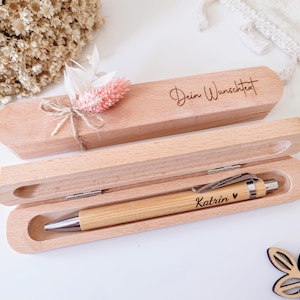 Personalisiertes Holzetui mit graviertem Kugelschreiber – Geschenk mit Wunschtext – Buchenholz Stiftetui – Abschiedsgeschenk Lehrer Kollegin