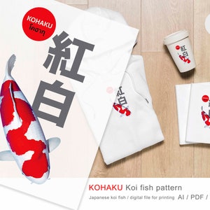 Puede incluir: Sudadera con capucha, camiseta y taza de café blancas con un diseño de carpa koi roja y blanca. El diseño incluye texto japonés y un círculo rojo con texto. También incluye una impresión de carpa koi.
