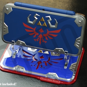 NEW Nintendo 2DS XL Hylian Shield Edition Acrylic Handheld Console Display Stand