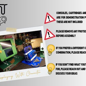 Op de afbeelding: Een groene Nintendo 3DS handheld-gameconsole met een Zelda-spelcartridge erin, tentoongesteld op een aangepaste standaard. De standaard is gemaakt van blauw en wit plastic en heeft een gestileerd ontwerp. De console wordt tentoongesteld naast een tweede standaard met twee controllers. De afbeelding bevat tekst die "Displaying With Character" en "Consoles, cartridges en controllers zijn alleen voor demonstratiedoeleinden, deze zijn niet inbegrepen." luidt.