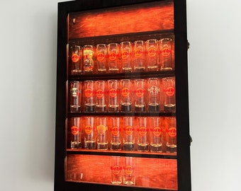 Schnapsglas-Display mit Tür-LED, Schnapsglas-Wandhalterung, Schnapsglashalter, Schnapsglasregalleuchte, handgefertigte Möbel