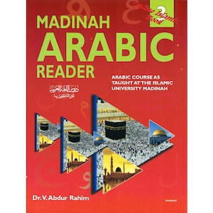 Pode incluir: Capa vermelha do livro "Madinah Arabic Reader" com texto verde e branco. A capa apresenta imagens da Kaaba e de uma mesquita. O nome do autor, Dr. V. Abdur Rahim, está na parte inferior.