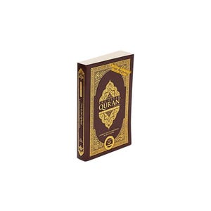 Puede incluir: Un libro de tapa dura titulado "The Clear Quran" con una cubierta marrón y diseños dorados ornamentados. El libro tiene una pegatina dorada en la esquina superior derecha. El lomo del libro también tiene texto dorado.