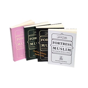 Puede incluir: Se muestran cuatro libros titulados "Fortress of the Muslim". Los libros tienen cubiertas de diferentes colores: rosa, verde oscuro, negro y blanco. El texto "Online Islamic Book.com" es visible en un libro.