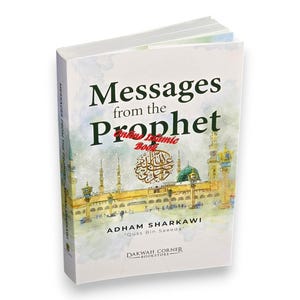 Puede incluir: Un libro de tapa blanda titulado Messages from the Prophet de Adham Sharkawi. La portada presenta una ilustración en acuarela de una mezquita con una cúpula verde, minaretes dorados y caligrafía árabe. El logo de Dakwah Corner Bookstore está abajo.