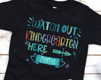 Camisa de jardín de infantes - Primer día de traje de jardín de infantes para niños y niñas - 1er día Cuidado con el jardín de infantes Aquí vengo camiseta escolar