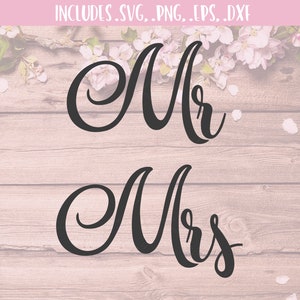 Op de afbeelding: Een zwart-wit grafisch ontwerp van de woorden "Mr" en "Mrs" in een cursief lettertype. Het ontwerp is op een lichtroze houten achtergrond met witte bloemen.