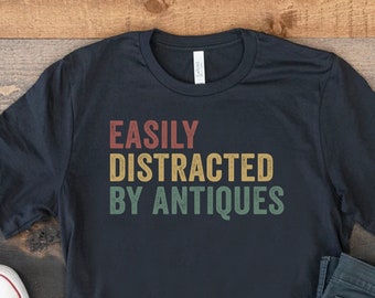 Facilmente distratto dall'antiquariato, regalo per gli amanti dell'antiquariato, collezionista di antiquariato, camicia antica, maglietta parsimoniosa, maglietta del rivenditore di mobili antichi