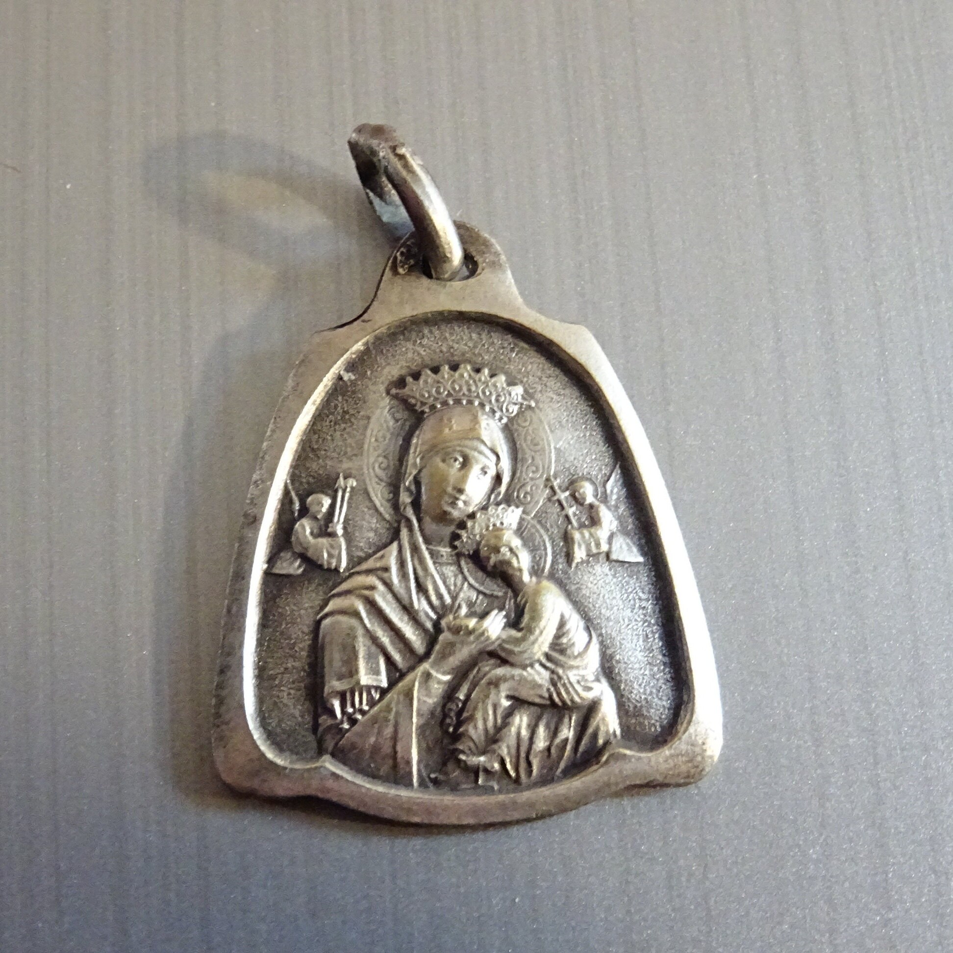 Notre-Dame Au Perpétuel Secours, Vigne de Roses sur Le Dos. Médaille Médaillon Pendentif Saint Charm