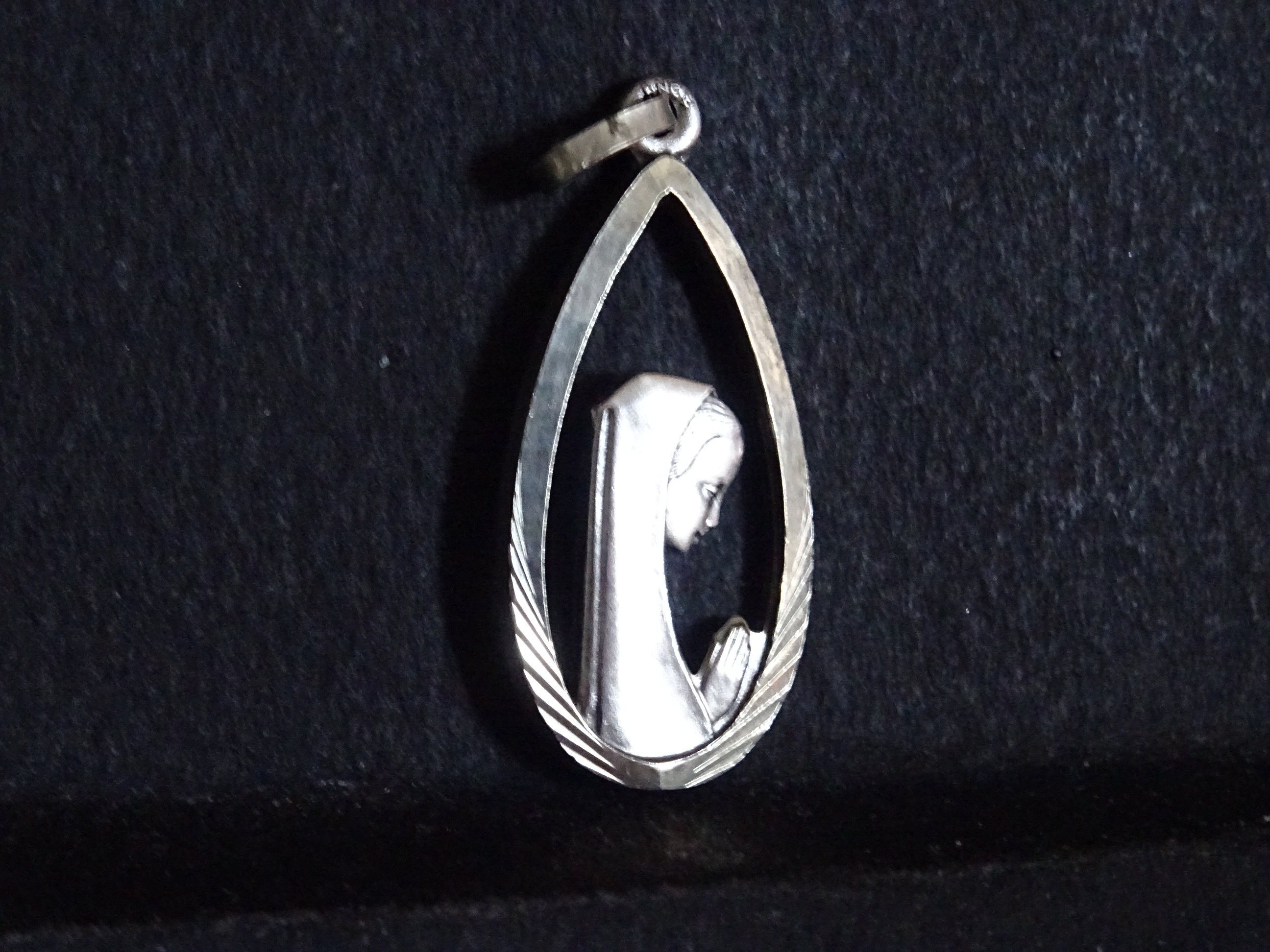 Virgin Mary Tear Drop Cut Out Français Pendent Medallion Holy Charm P 384