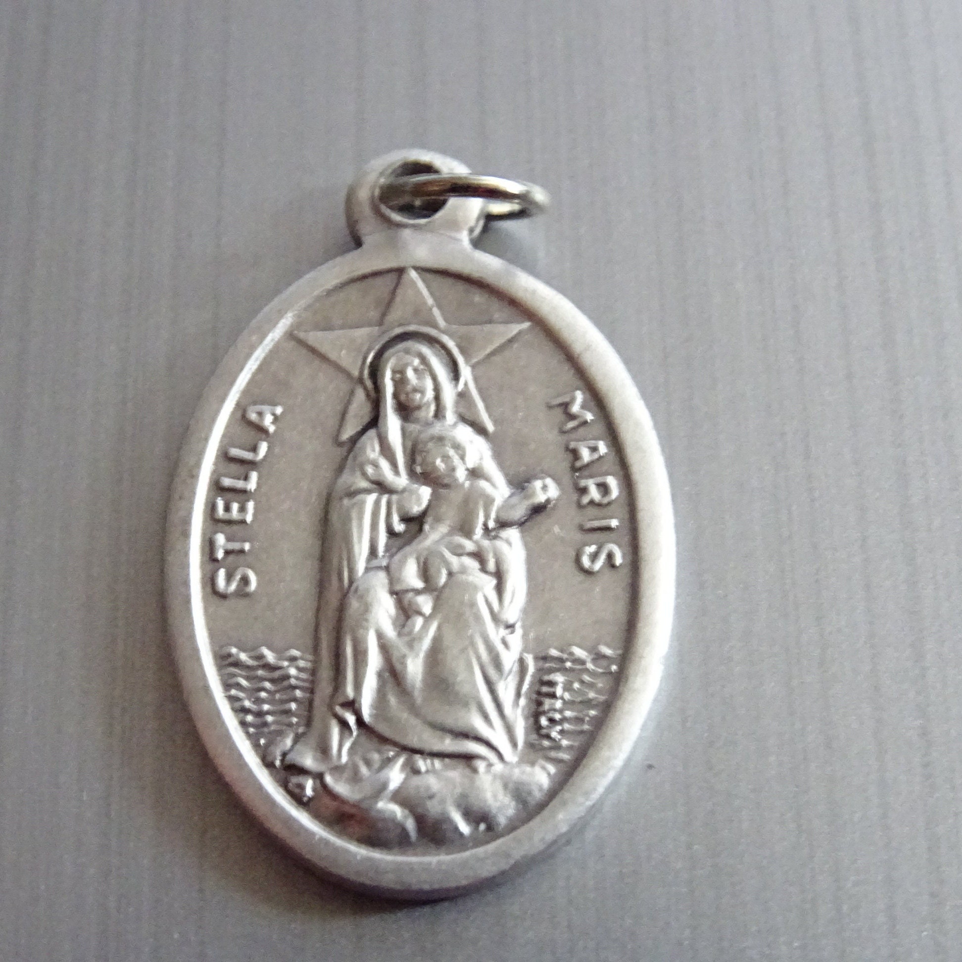 Titre Latin Stella Maris. Notre-Dame, Étoile de La Mer Est Un Ancien Titre Pour Vierge Marie, Médail