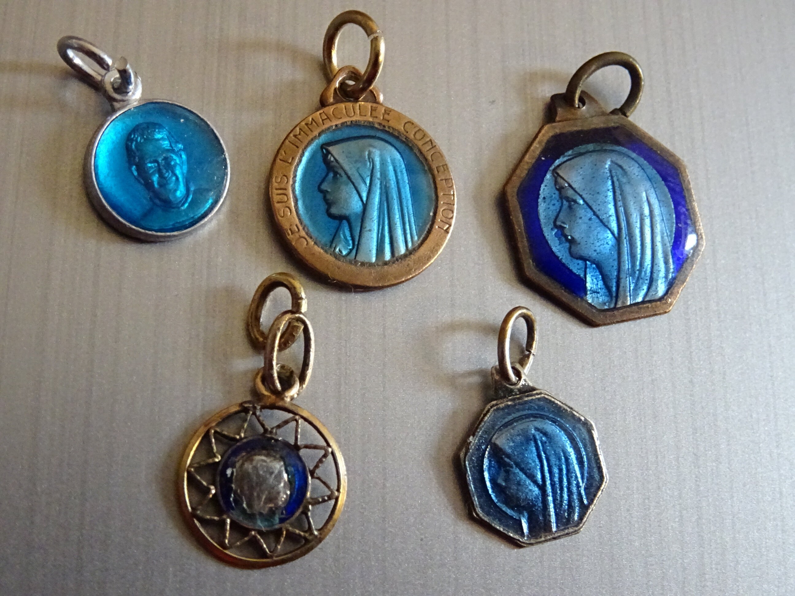 Lot 5 Vierge Marie. Notre-Dame. Vintage Français Tiny Enamel Holy Charm Medal Pendentif Médaillon Mé