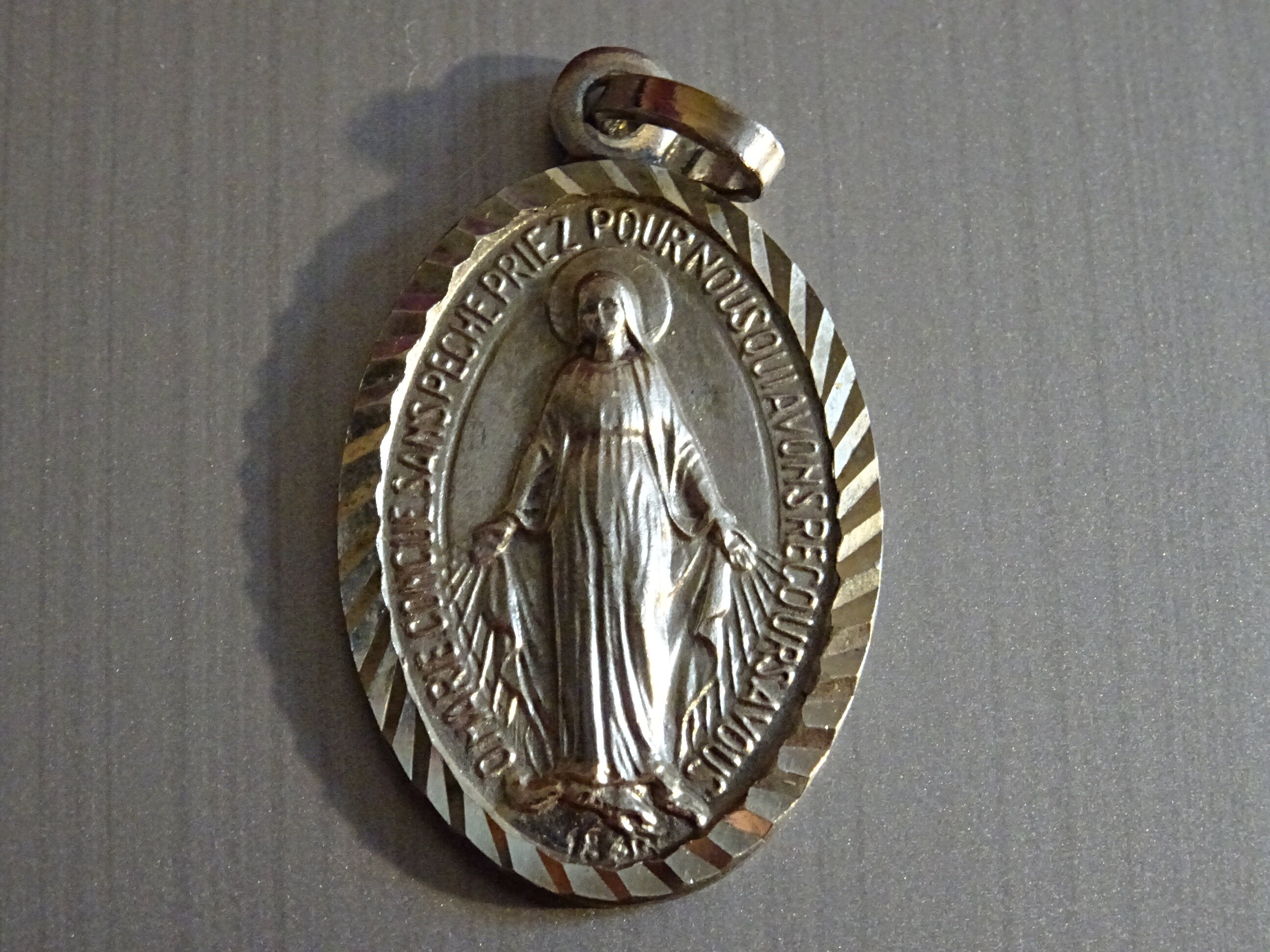 Médaille Marie Miraculeuse. Dévotion et Amour Du Monde, Bord Tracé. Médaille Pendente Saint Charme B