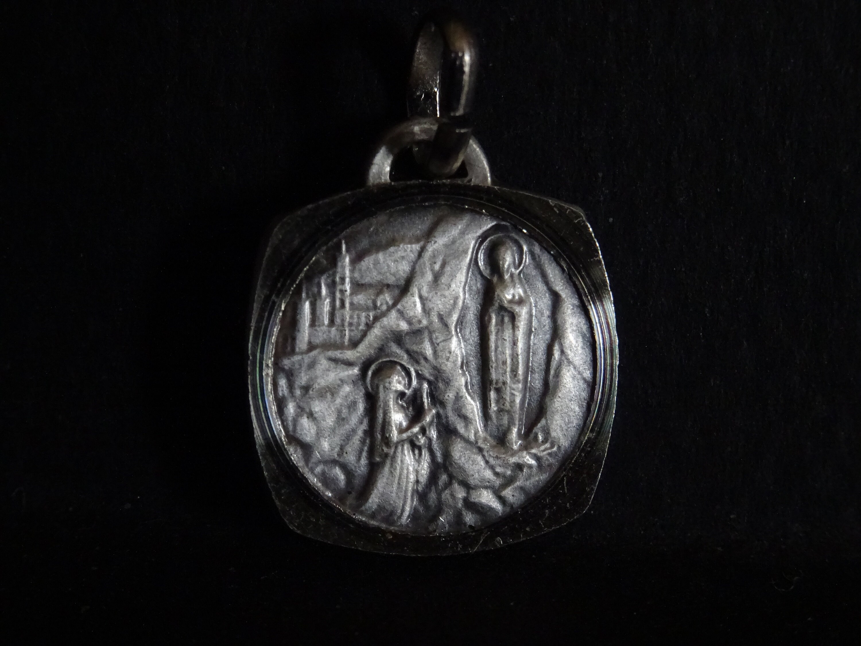 Grotte. Lourdes Pendentif Médaillon Medaille Holy Charm Vintage P 141